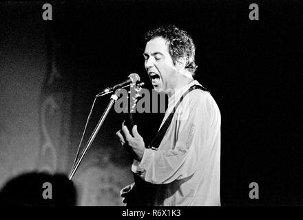 Datei Bild: Pete Shelley mit der buzzcocks am Patti Pavillion in Swansea am 11. Oktober 1990. Er hat heute gestorben (6. Dezember 2018) Alter 63. Stockfoto