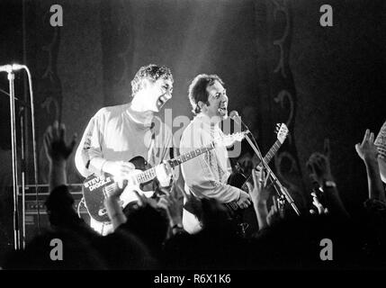 Datei Bild: Pete Shelley (rechts) und Steve Diggle (links) mit der buzzcocks am Patti Pavillion in Swansea am 11. Oktober 1990. Er hat heute gestorben (6. Dezember 2018) Alter 63. Stockfoto