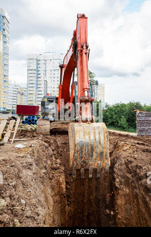 Bagger auf einer Baustelle. Das Graben der Graben für die Pipeline. Stockfoto