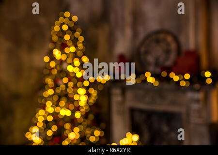 Dunkle Zimmer mit Weihnachten Innenraum Stockfoto