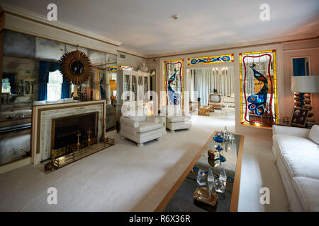 Wohnzimmer von Elvis Presley's Home in Graceland in Memphis, Tennessee Stockfoto