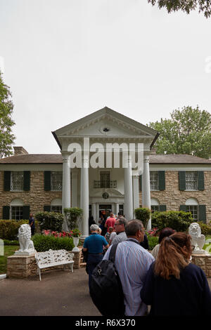 Touristen Futter bis Elvis Presley's Home in Graceland in Memphis, Tennessee eingeben Stockfoto