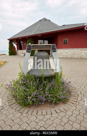 Der Südturm Nebel Bell von der Mackinac Bridge in Bridge View Park in St. Ignace, Michigan. Die Glocke wurde zuletzt im Jahre 1961 verwendet. Stockfoto