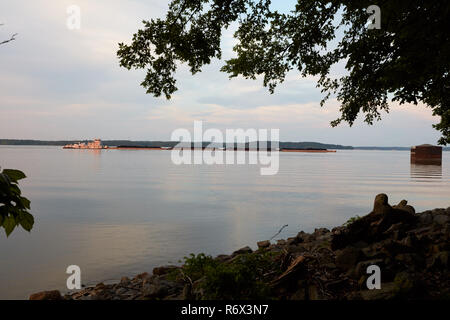 Tugboat drücken Kohle Lastkähne auf dem Cumberland River am See Barkley in der Nähe von Paducah, Kentucky Stockfoto