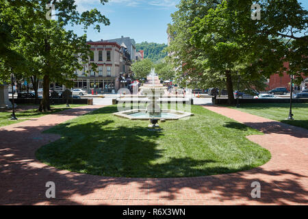 Brunnen am Ende der Hauptstraße auf dem Gelände der alten State Capitol in Frankfort, Kentucky Stockfoto