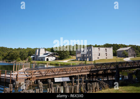 Moderne Docks mit den Ruinen des Ofens und Company Store Gebäude im Hintergrund in Fayette Historic State Park, Michigan Stockfoto