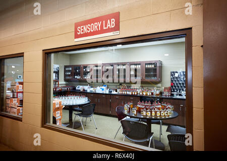 Fenster mit Blick auf die sensorische Labor an der Wild Turkey Distillery, Lawrenceburg, Kentucky Stockfoto