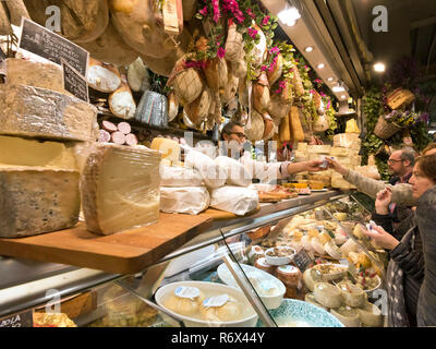 Horizontale Portrait von Kunden innerhalb des Mercato Centrale in Florenz, Italien. Stockfoto