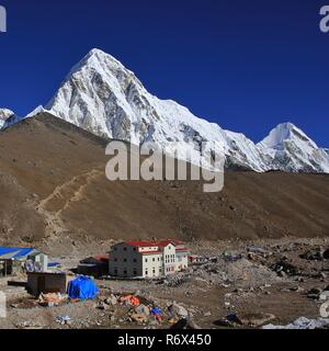 Hotels in Gorak Shep, letzten Platz vor dem Everest Base Camp. Die schneebedeckten Mount Pumori 7161 m und Kala Patthar. Stockfoto