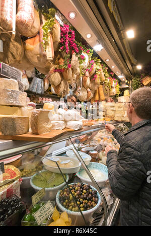 Vertikale Portrait von Kunden innerhalb des Mercato Centrale in Florenz, Italien. Stockfoto