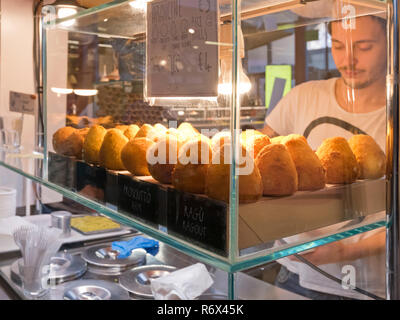 Horizontale Porträt eines Mannes Verkauf arancini in Florenz, Italien. Stockfoto