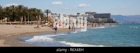 Strand und Küste von Torremolinos, Màlaga, Andalusien, Costa del Sol, Spanien, Europa Stockfoto