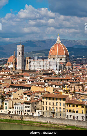 Vertikale Luftaufnahme des Duomo di Firenze in Florenz, Italien. Stockfoto