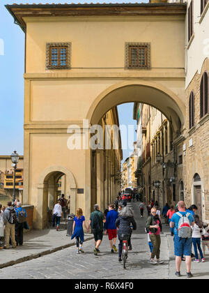 Vertikale Ansicht von Touristen zu Fuß unterhalb des Vasari Korridor in Florenz, Italien. Stockfoto