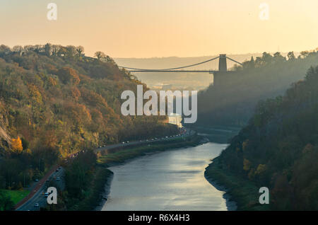 Clifton Suspension Bridge überspannt den Fluss Avon, Bristol, Vereinigtes Königreich Stockfoto