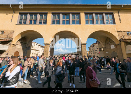 Horizontale Blick auf die Ponte Vecchio und Vasari Korridor in Florenz, Italien. Stockfoto