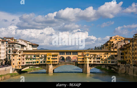 Horizontale Panoramablick auf den Ponte Vecchio in Florenz, Italien. Stockfoto