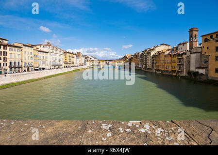 Horizontale Blick auf den Ponte Vecchio in Florenz, Italien. Stockfoto