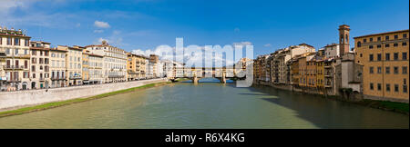 Horizontale Panoramablick auf den Ponte Vecchio in Florenz. Stockfoto