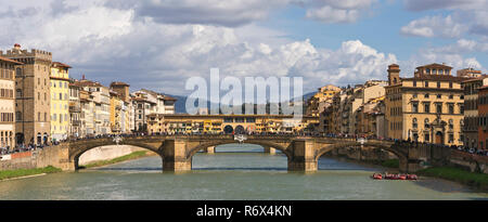 Horizontale Blick auf den Ponte Vecchio und die Brücke Ponte Santa Trinita Brücke in Florenz, Italien. Stockfoto