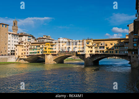 Horizontale Blick auf den Ponte Vecchio in Florenz, Italien. Stockfoto