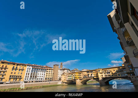 Horizontale Blick auf den Ponte Vecchio in Florenz, Italien. Stockfoto