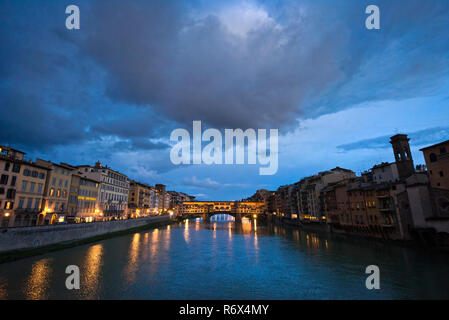 Horizontale Blick auf den Ponte Vecchio in der Nacht in Florenz, Italien, beleuchtet. Stockfoto