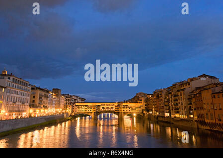 Horizontale Blick auf den Ponte Vecchio in der Nacht in Florenz, Italien, beleuchtet. Stockfoto