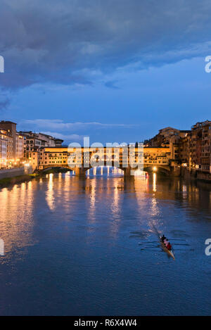 Vertikale Blick auf den Ponte Vecchio in der Nacht in Florenz, Italien, beleuchtet. Stockfoto