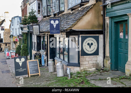 Die Cotswold-Käseherstellung lagt im Dezember in Beschilderung ein. Burford, Cotswolds, Oxfordshire, England Stockfoto