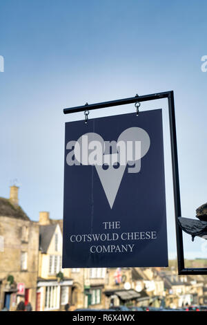 Die Cotswold Cheese Company Shop signage im Dezember. Burford, Cotswolds, Oxforfshire, England Stockfoto