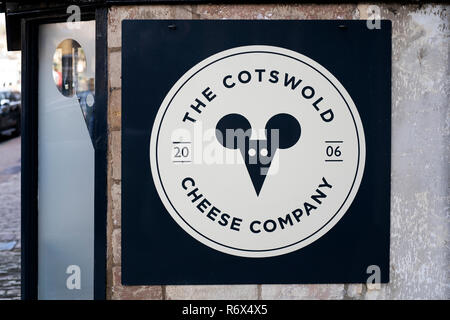 Die Cotswold Cheese Company Shop signage im Dezember. Burford, Cotswolds, Oxforfshire, England Stockfoto