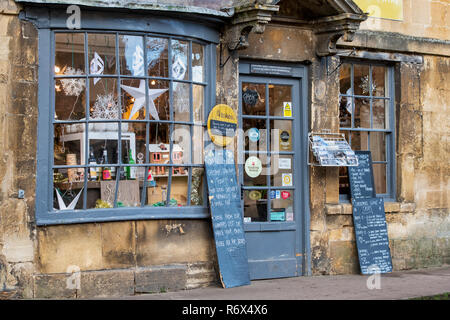 Die Toke deli Essen und Wein Shop im Dezember in Chipping Campden, Cotswolds, Gloucestershire, England Stockfoto