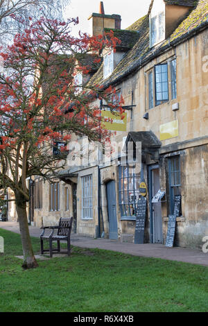 Die Toke deli Essen und Wein Shop im Dezember in Chipping Campden, Cotswolds, Gloucestershire, England Stockfoto