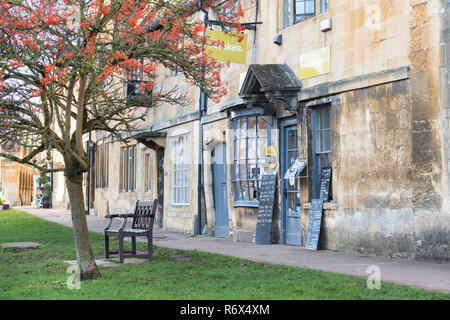 Die Toke deli Essen und Wein Shop im Dezember in Chipping Campden, Cotswolds, Gloucestershire, England Stockfoto