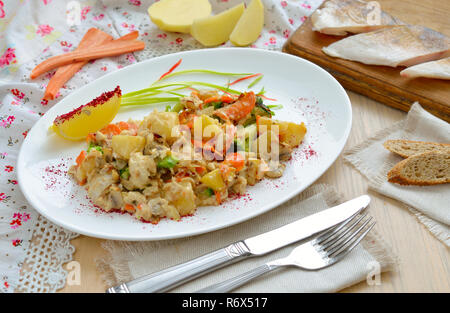 Kartoffeln mit Fisch und Pilzen. Stockfoto
