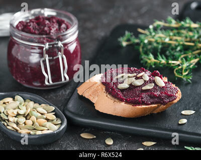 Rote Beete pesto mit Kopie Raum Stockfoto