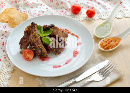 Schweinerippchen in Senfsauce Stockfoto