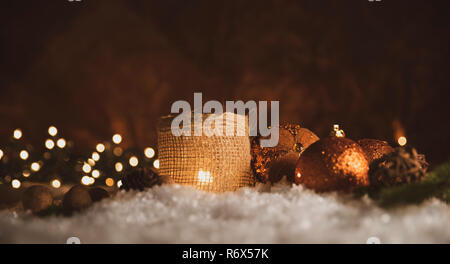 Weihnachtsschmuck. Kerze mit goldenen Kugeln Stockfoto