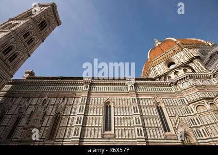 Horizontale Nahaufnahme der Seitenansicht des Duomo di Firenze in Florenz, Italien. Stockfoto