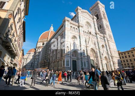 Horizontale streetview auf den Dom und Giottos Turm in Florenz, Italien. Stockfoto