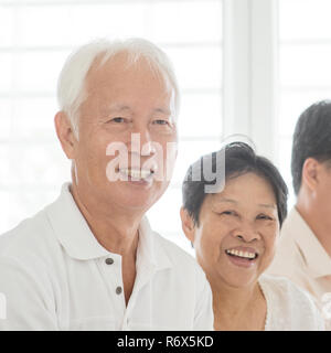 Alte Paar zu Hause, lächeln, glücklich Stockfoto