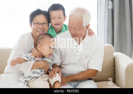 Asiatische Großeltern und Enkel Stockfoto