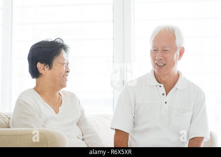 Alte Paar sprechen zu Hause Stockfoto