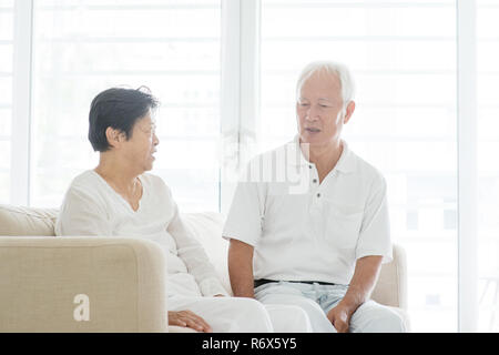 Alte Paar zu Hause chatten Stockfoto