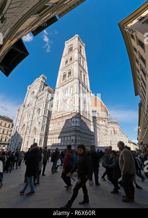 Vertikale streetview von der Vorderseite des Duomo di Firenze und Giottos Turm in Florenz, Italien. Stockfoto