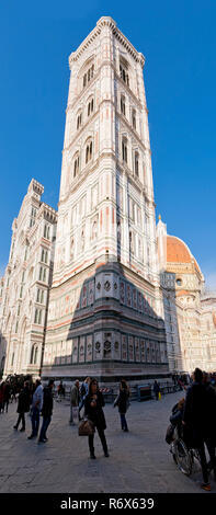 Vertikale Panoramaaussicht auf den Duomo di Firenze in Florenz, Italien. Stockfoto