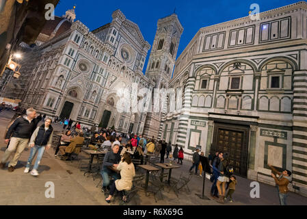 Horizontale streetview des Duomo di Firenze und Battistero di San Giovanni in der Nacht in Florenz, Italien. Stockfoto