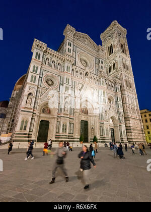 Vertikale Sicht auf den Dom und Giottos Turm bei Nacht in Florenz, Italien. Stockfoto