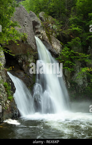 Eine starke Strömung von Bash Bish Bach Erstellen einer schwankenden Wasserfall bei Bash Bish Falls. Bash Bish Falls State Park, Massachusetts Stockfoto